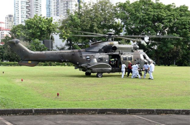 新加坡空军直升机将伤者送往医院治疗