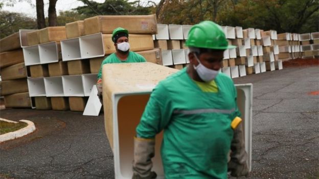 Personas manejan ataúdes en Sao Paulo