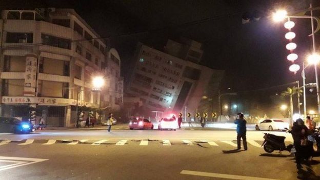 Uma foto mostra um hotel que se afunda severamente no final da rua