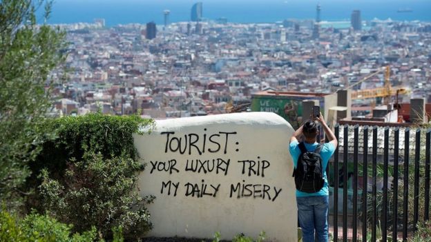 Turis memotret Barcelona dari puncak bukit