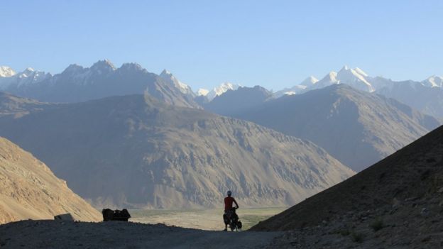 Pip Stewart en bicicleta en Pamir Highway. (Foto: Pip Stewart)