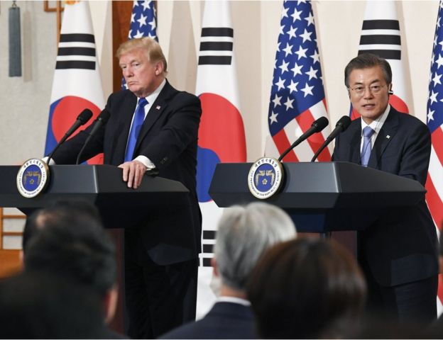 South Korean President Moon Jae-in (R) and US President Donald J. Trump (L) hold a joint press conference at the presidential office Cheong Wa Dae in Seoul, South Korea, 07 November 2017. The two leaders reaffirmed their resolve to peacefully end North Korea