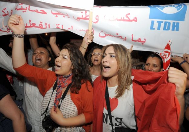 يرى مراقبون أن تونس حققت نجاحا نسبيا في انتقالها إلى الديمقراطية، بالمقارنة مع بلدان ما يسمى بالربيع العربي.