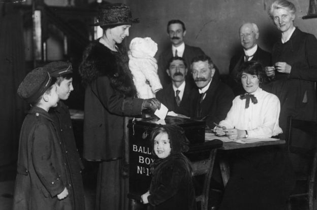 Una mujer vota por primera vez en el Reino Unido en 1918.