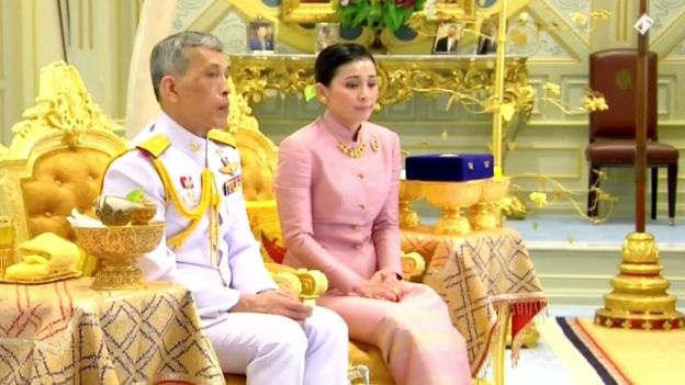 King Maha Vajiralongkorn na mpenzi wake , Generali Suthida Vajiralongkorn ambaye ametajwa kuwa Malkia Suthida katika harusi yao mjini Bangkok, Thailand Mei 1, 2019, k