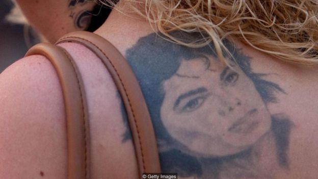 Mujer con tatuaje de Michael Jackson
