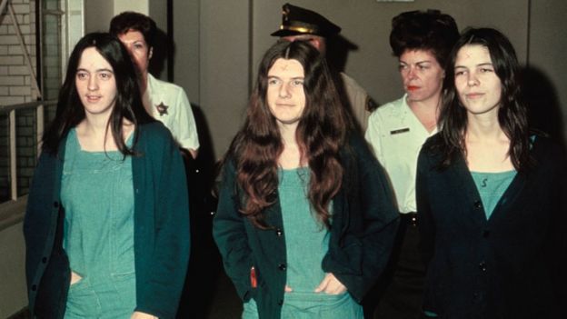 Susan Atkins (izqda.), Patricia Krenwinkel y Leslie Van Houten,(derecha)