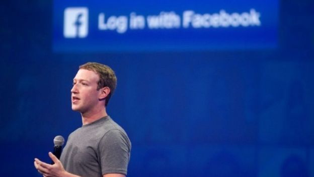 Les Parlements britannique et européen souhaitent désormais que le patron de Facebook, Mark Zuckerberg, s'expliquent.