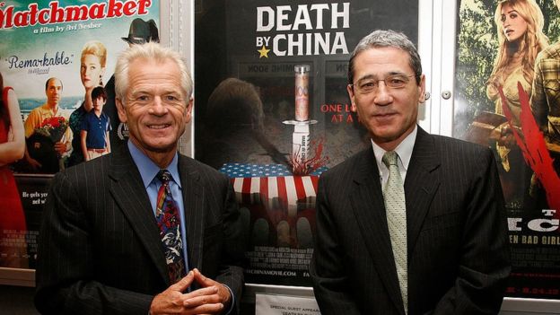 2012年，纳瓦罗（左）参加《致命中国》在纽约的一场放映。