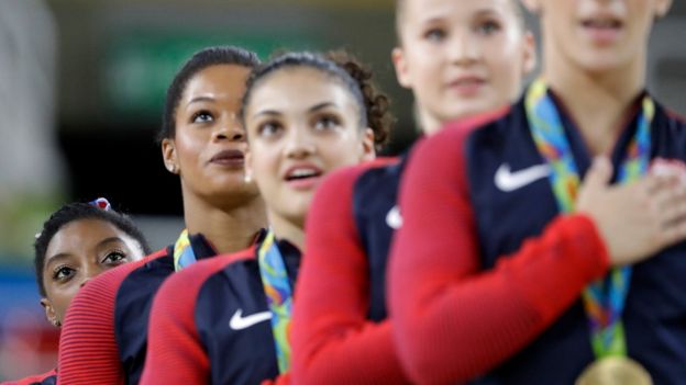 Simone Biles con sus compañeras del equipo de gimnasia estadounidense en las Olimpiadas de Río 2016