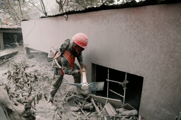 Soldados buscan sobrevivientes entre las cenizas.