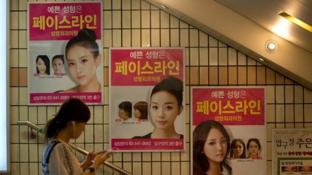 Posters para cirugía plástica en Seúl.