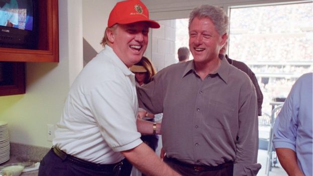 Donald Trump se ríe junto a Bill Clinton