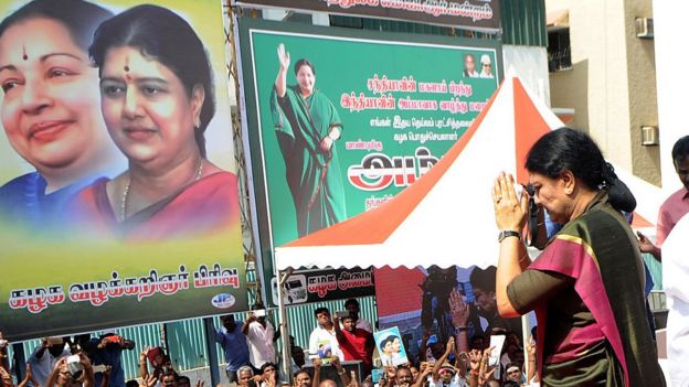 பேனர் வைப்பதைத் தடைசெய்ய சென்னை உயர்நீதிமன்றம் உத்தரவு