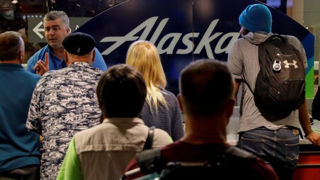 Passageiros da Alaska Air esperam no aeroporto