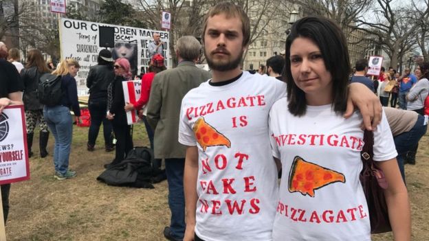 Seguidores de la teoría de la conspiración Pizzagate en una manifestación.