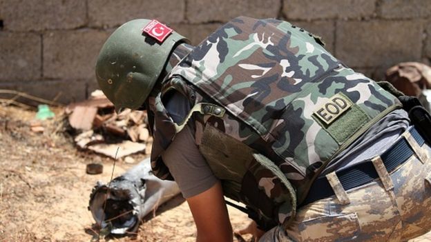 Trablus'un güneyinde bir Türk askeri, mayın temizleme çalışmalarına katılırken görüntülendi