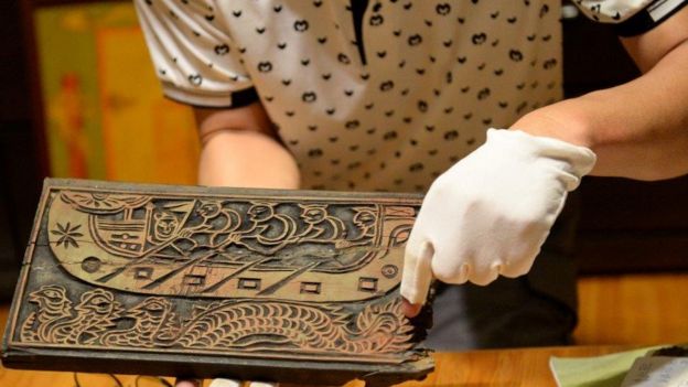 Bản khắc gỗ có 400 năm tuổi đời về hình ảnh Lạc Long Quân.