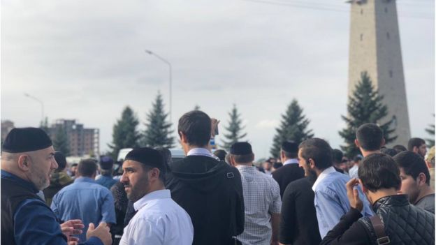 В Ингушетии сотни людей с утра направились к Народному собранию республики