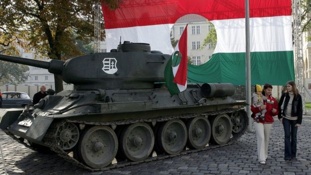 Памятник событиям октября-ноября 1956 года на площади Эржебет в Будапеште: советский танк с венгерской символикой