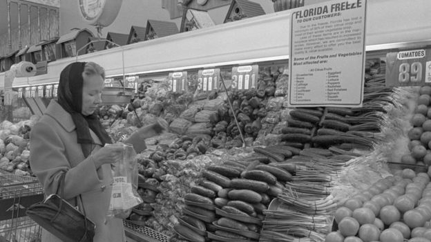 Mujer en supermercado.