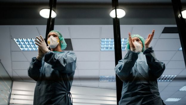 Personal sanitario sale a agradecer los aplausos de los ciudadanos que cada d&iacute;a a las 20:00 horas salen a los balcones a aplaudir.