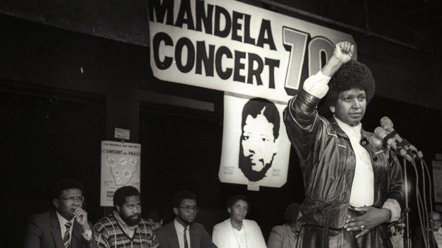 Bi Mandela (pichani mwaka 1988) alihusika makubwa kukabiliana na utawala wa ubaguzi wa rangi