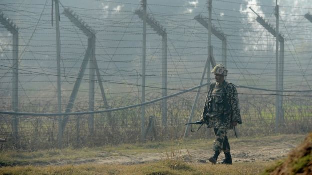 Quân Ấn Độ tuần tra ở một đoạn biên giới ở Kashmir với vùng do Pakistan kiểm soát