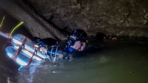帕西在Facebook上貼出克勞斯‧拉斯穆森在洞穴中潛水的照片。