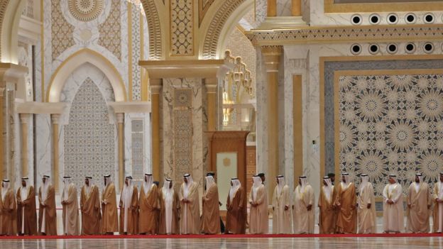 وزراری کابینه امارات در کاخ حاکم ابوظبی. ساختار سیاسی امارات این قابلیت را دارد که سیاست خارجی این کشور به رغم اتکا به فرد نخست کشور، با تغییراتی روبه‌رو شود