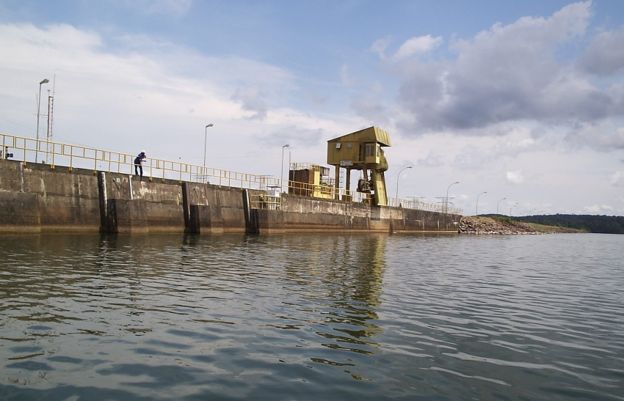 Barragem da usina hidrelétrica de Balbina