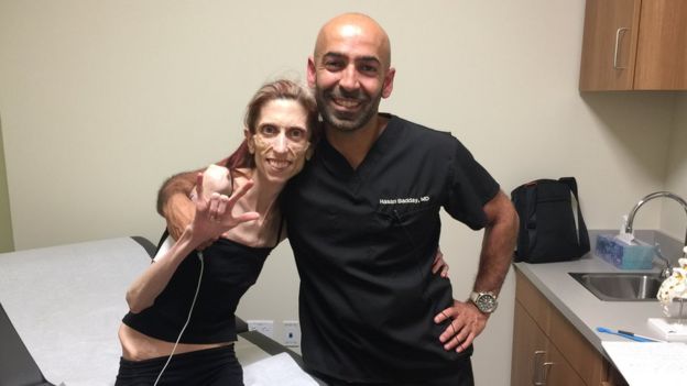 Rachael Farrokh y el doctor Hassan Badday