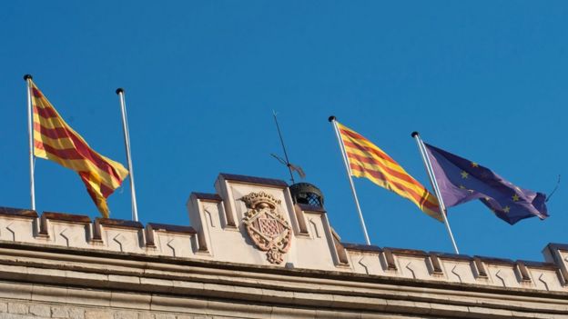 Edificio de gobierno sin la bandera de España.