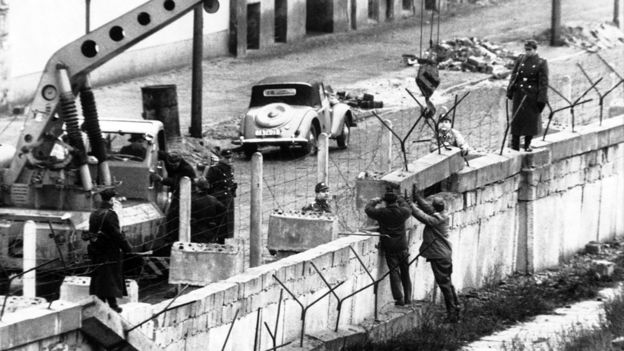 Soldados alemanes construyendo el Muro de Berlín