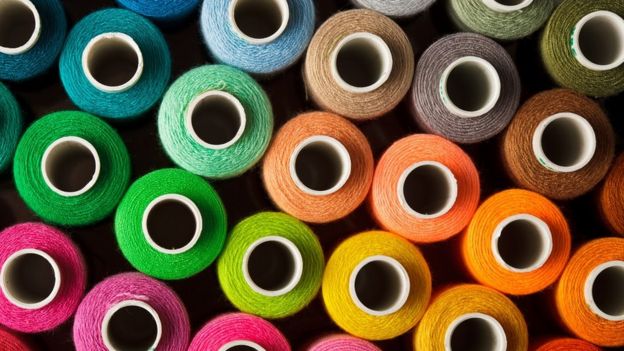 bobines de fil à coudre, de nombreuses couleurs différentes