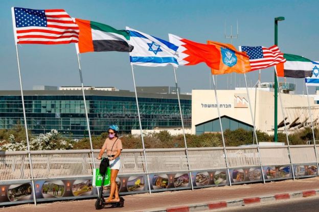 Banderas de Estados Unidos, Emiratos Árabes Unidos, Israel y Bahréin en Netanya, Israel, el 13 de septiembre de 2020.