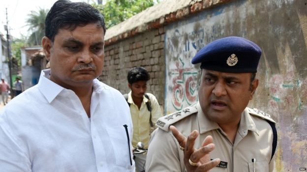 सफेद शर्ट में ब्रजेश ठाकुर