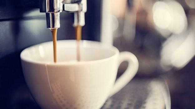 Еспресо-машина робить свіжу чашку кави