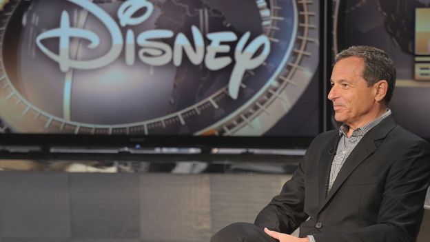 Bob Iger frente a banner de Disney