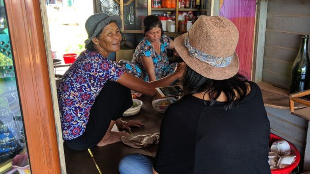 Bà Nguyễn Thị Diện (trái), 65 tuổi, nói ở khu tạm cư này khổ nhất là phụ nữ vì không có chỗ tắm và nhà vệ sinh