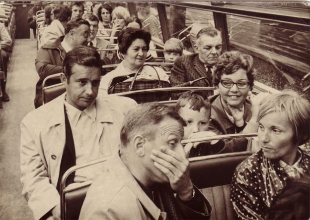 Mary et son mari dans un bus londonien (troisième rangée)