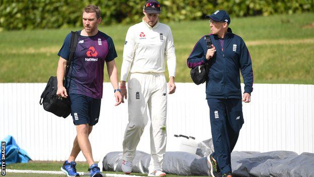 England captain Joe Root left the field after diving to stop a boundary but returned after he was assessed by England's staff