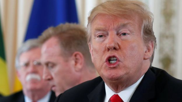 پاتریک شاناهان، وسط، سابقه فعالیت نظامی نداشت و از مدیران با سابقه شرکت هواپیماسازی بویینگ است