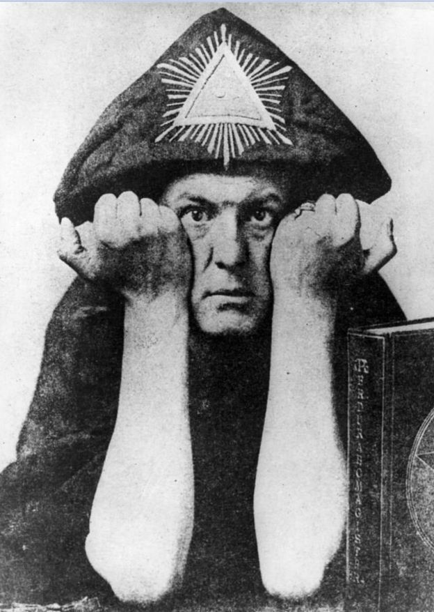 Англійська містик і окультист Алістер Кроулі мав величезний вплив на формування особистості і світогляду Джимі Пейджа