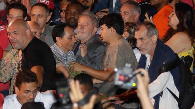 Lula sendo preso