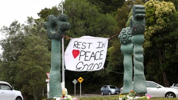 Un letrero lee: "Descansa en paz Grace", cerca del lugar donde encontraron el cadáver