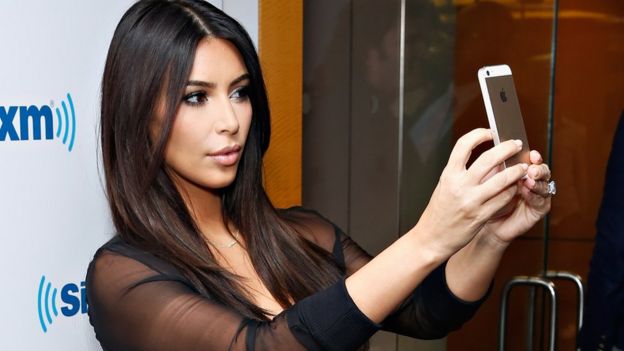 Kim Kardashian tomándose un selfie