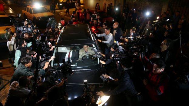 Ollanta Humala y Nadine Heredia saliendo de su casa en una camioneta negra hacia el Poder Judicial.