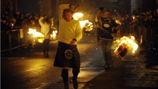 In pictures: Scotland marks the new year - BBC News