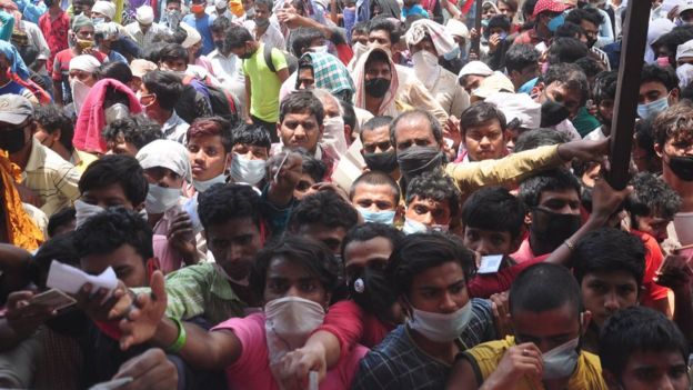 লকডাউনের মধ্যেই দিল্লিতে বিশেষ ট্রেনের টিকিটের জন্য মরিয়া অভিবাসী শ্রমিকরা